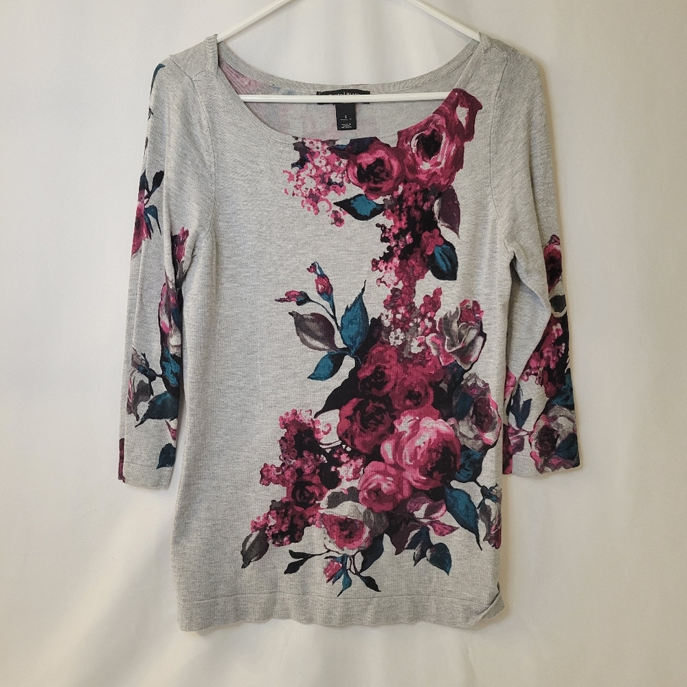 White House Black Market Gray 3/4 Sleeve Blouse with Floral Design